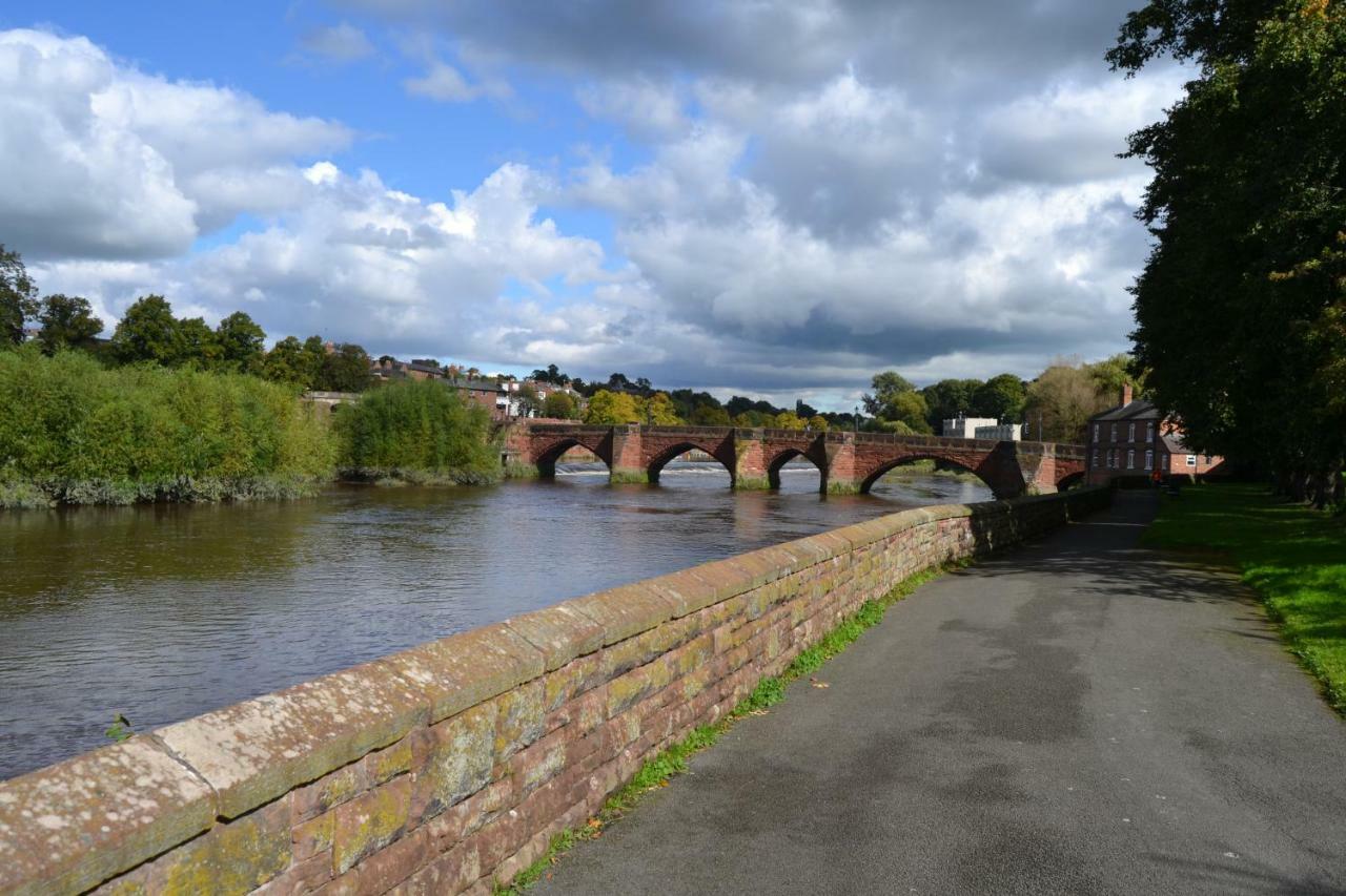 Charming 1 Bed Riverside Apartment Chester Exterior photo
